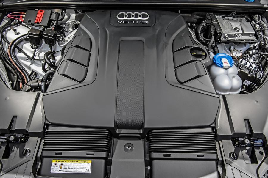 Моторный отсек Audi Q7 TFSI Quattro (4M) 2016 года  (LA) (фото 24 из 40)